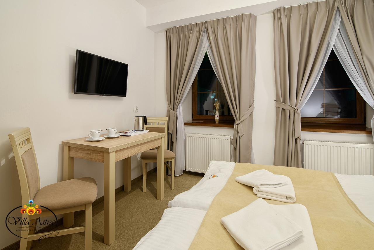 Villa Astra - Apartments & Restaurant 오시비엥침 외부 사진