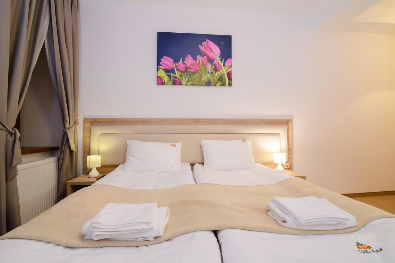 Villa Astra - Apartments & Restaurant 오시비엥침 외부 사진