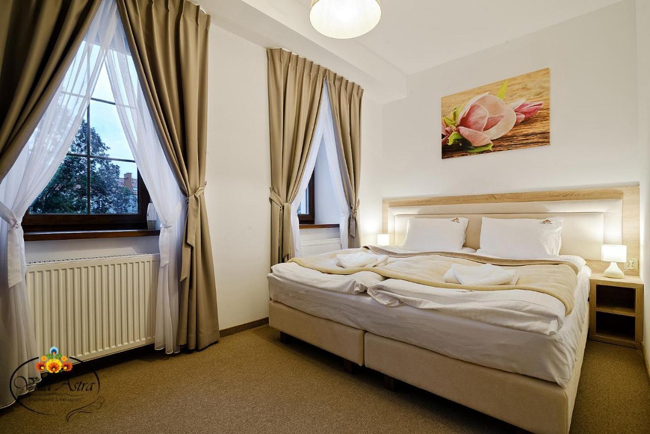 Villa Astra - Apartments & Restaurant 오시비엥침 외부 사진